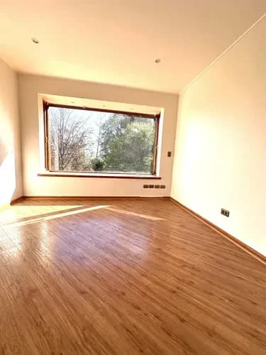Sector Embajadas. Gran Casa Con Múltiples Áreas Sociales.