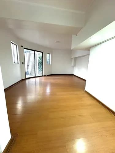 Sector Embajadas. Gran Casa Con Múltiples Áreas Sociales.