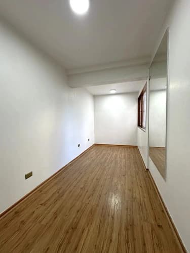 Sector Embajadas. Gran Casa Con Múltiples Áreas Sociales.
