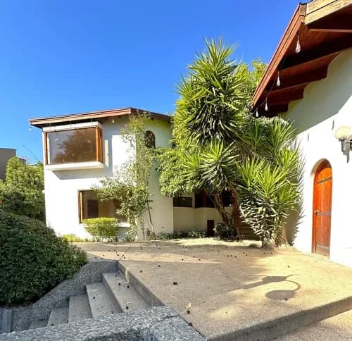 Sector Embajadas. Gran Casa Con Múltiples Áreas Sociales.