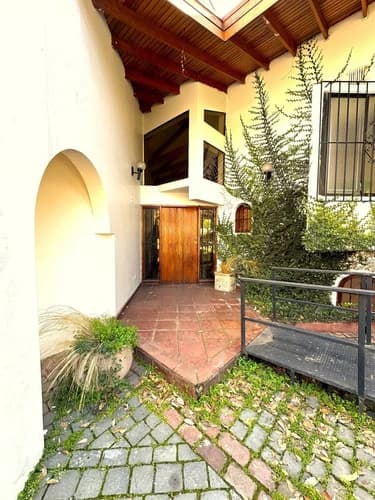 Sector Embajadas. Gran Casa Con Múltiples Áreas Sociales.