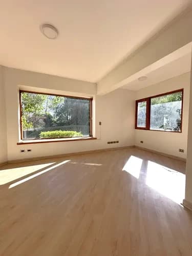 Sector Embajadas. Gran Casa Con Múltiples Áreas Sociales.
