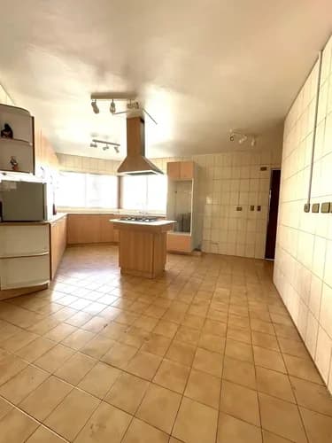 Sector Embajadas. Gran Casa Con Múltiples Áreas Sociales.