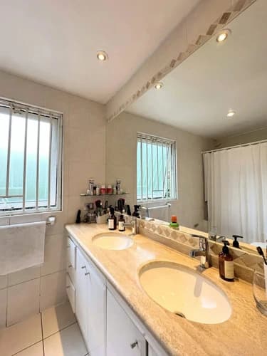 En Condominio Y Remodelada: Monte Tabor Y Santiago College